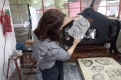 Secando copias litograficas en papel ultrafino de formio. Escuela superior de Bellas Artes Ernesto de la Carcova.